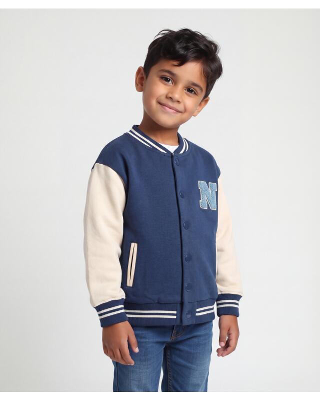 جاكيت جامعي بشارة للأولاد، أزرق (KiK Collegejacke mit Aufnäher (blau)) — KiK, منتج ألماني أصلي في المغرب
