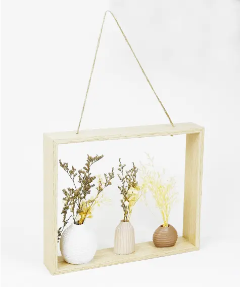 Hängerahmen mit Vasen und Trockenblumen
