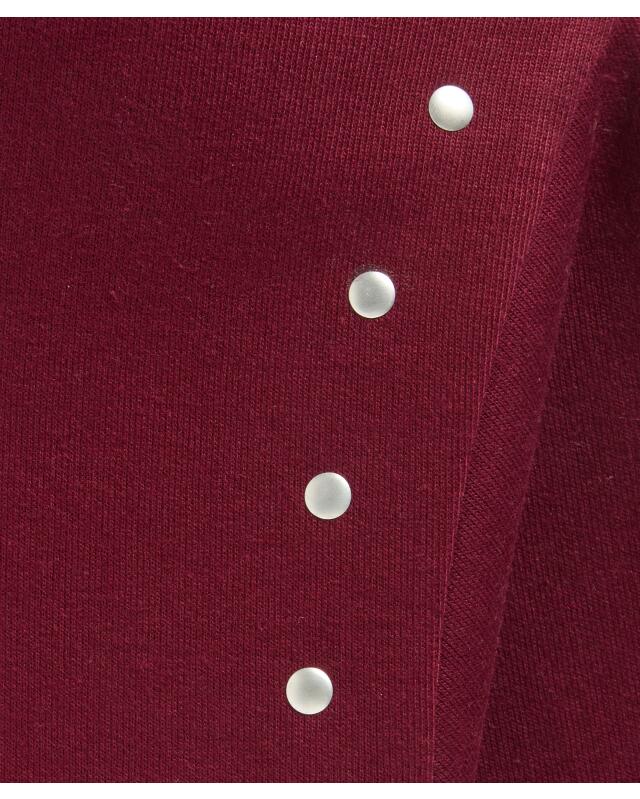 سويتشيرت بمسامير زخرفية للبنات، أحمر نبيذي (KiK Sweatshirt mit Nieten (weinrot)) — KiK, منتج ألماني أصلي في المغرب