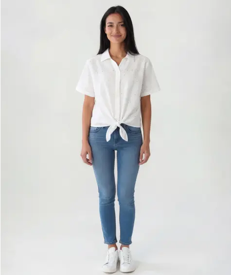 Bílá halenka s výšivkou