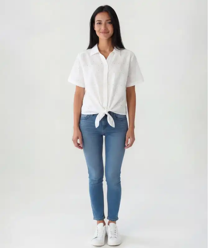 Weiße Bluse mit Stickereien