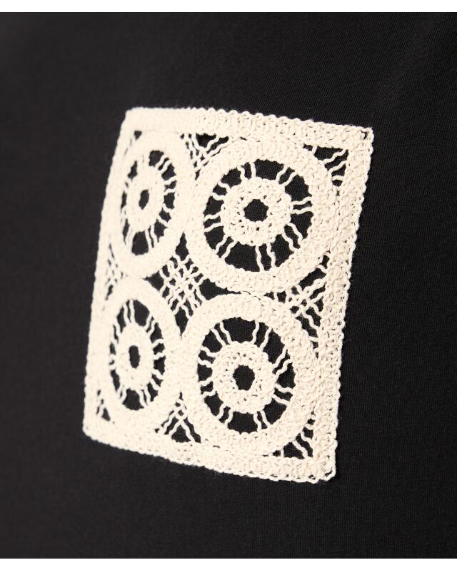 تيشيرت بجيب كروشيه للنساء، أسود (KiK T-Shirt mit Häkeltasche (schwarz)) — KiK, منتج ألماني أصلي في المغرب