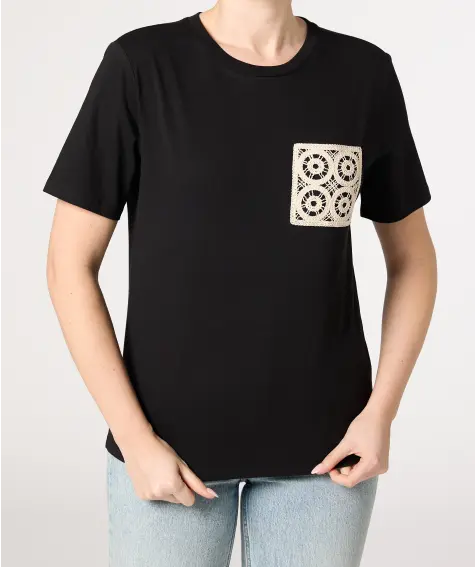 T-Shirt mit Häkeltasche