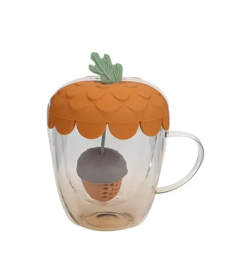 Teeglas mit Sieb im Herbstdesign