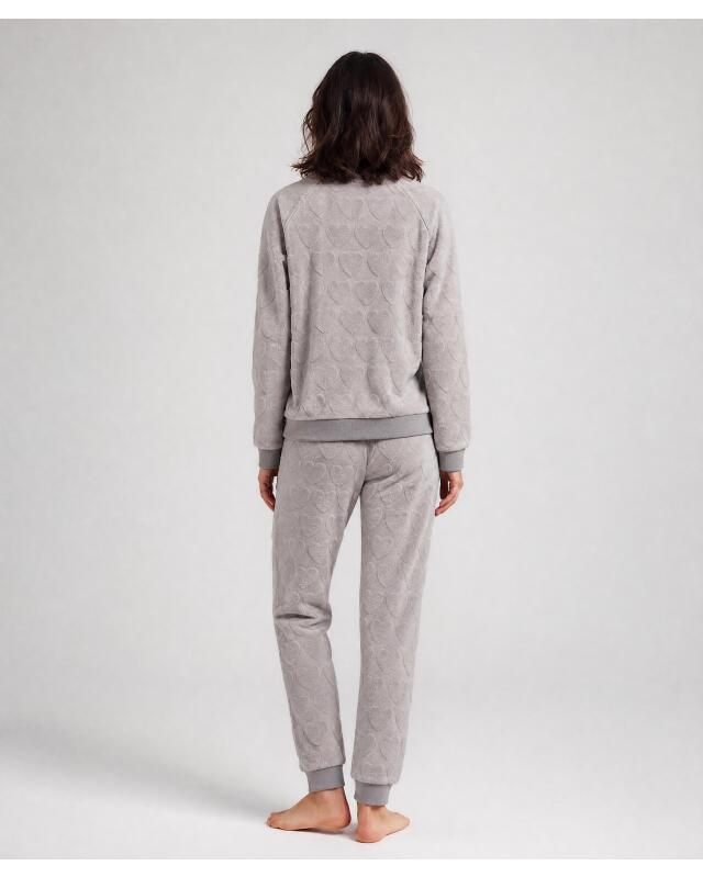 بيجامة من الفليس بقلوب للنساء، رمادي فاتح (KiK Fleece-Pyjama mit Herzen (hellgrau)) — KiK, منتج ألماني أصلي في المغرب