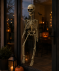 Szkielet jako dekoracja na Halloween kolor naturalny